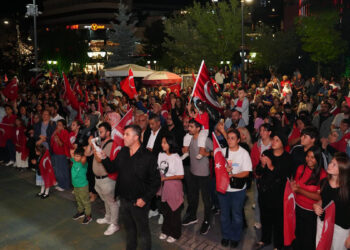 Yüzlerce kişi Türk bayrakları ve meşalelerle yürüdü
