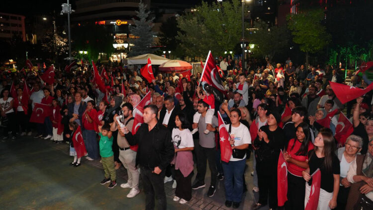 Yüzlerce kişi Türk bayrakları ve meşalelerle yürüdü