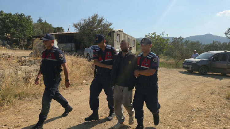 Çalıntı araçla kaçtı, zeytinlikte kıskıvrak yakalandı
