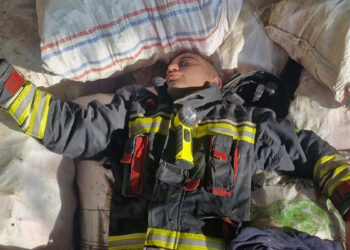 14 saat alevlerle savaştılar, yem çuvallarının üzerinde uyudular