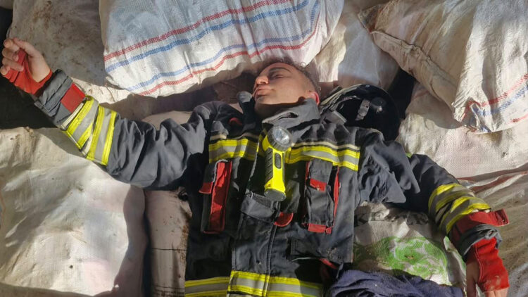 14 saat alevlerle savaştılar, yem çuvallarının üzerinde uyudular