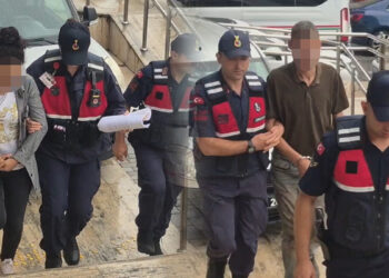 17 yaşındaki kızlarını yatağa zincirledikleri iddia edilen çift gözaltına alındı