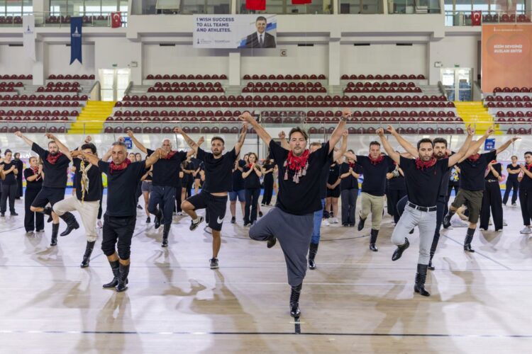 İzmir’de zeybek bilmeyen kalmayacak