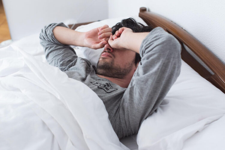 Uyurken terlemek neden olur? Gece terlemesini hafife almayın