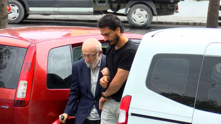 Kaşif Kozinoğlu soruşturmasında sıcak gelişme: Oyuncu Emin Olcay ifade vermek için adliyeye geldi