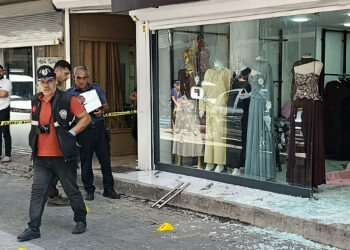 Adana’da giyim mağazasına silahlı saldırı: Cadde kurşun sesleriyle yankılandı