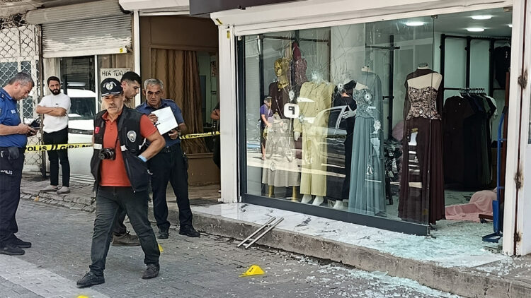 Adana’da giyim mağazasına silahlı saldırı: Cadde kurşun sesleriyle yankılandı