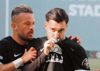 Altay evinde Denizli ile oynuyor