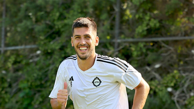 Ceyhun Gülselam 38 yaşında futbolu bıraktı