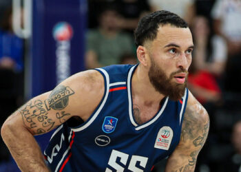Anadolu Efes, Beşiktaş’ı 95-81 mağlup ederek lige galibiyetle başladı