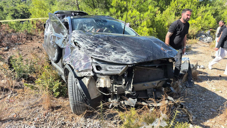 Datça'da korkunç kaza: Otomobil bariyere ve elektrik direğine çarptı; 1 ölü, 3 yaralı
