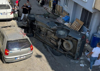 Bariyerleri aşan kamyonet otomobilin üzerine düştü; 2 yaralı