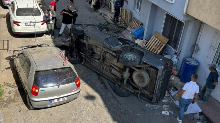 Bariyerleri aşan kamyonet otomobilin üzerine düştü; 2 yaralı