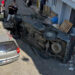 Bariyerleri aşan kamyonet otomobilin üzerine düştü; 2 yaralı