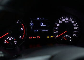 Benzin ışığı yandıktan sonra kaç kilometre gidilir? Depoyu sürekli boş kullanmanın bilinmeyen zararı