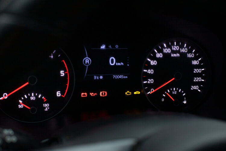 Benzin ışığı yandıktan sonra kaç kilometre gidilir? Depoyu sürekli boş kullanmanın bilinmeyen zararı