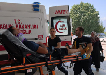 Caddede otomobiller çarpıştı; 3 yaralı