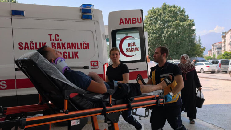 Caddede otomobiller çarpıştı; 3 yaralı