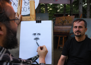 Çocukken izlediği ressam Bob Ross'dan etkilendi, canlı model portre sanatçısı oldu