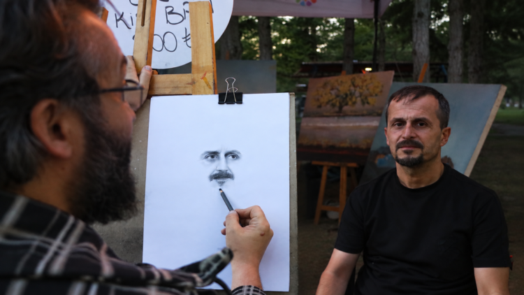 Çocukken izlediği ressam Bob Ross'dan etkilendi, canlı model portre sanatçısı oldu