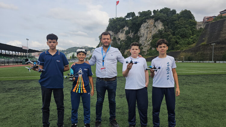Bakanlık destekli proje ile FPV dron pilotları yetiştiriliyor: "Geleceğimizi inşa ediyorlar"