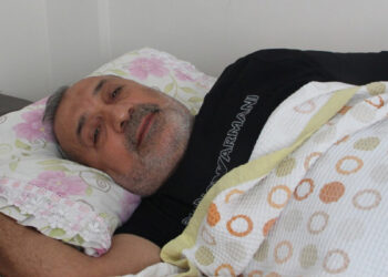 Esnafı bıçakla yaraladı, 'oyun bitti' deyip teslim oldu; saldırı kamerada