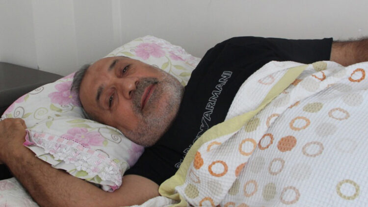 Esnafı bıçakla yaraladı, 'oyun bitti' deyip teslim oldu; saldırı kamerada
