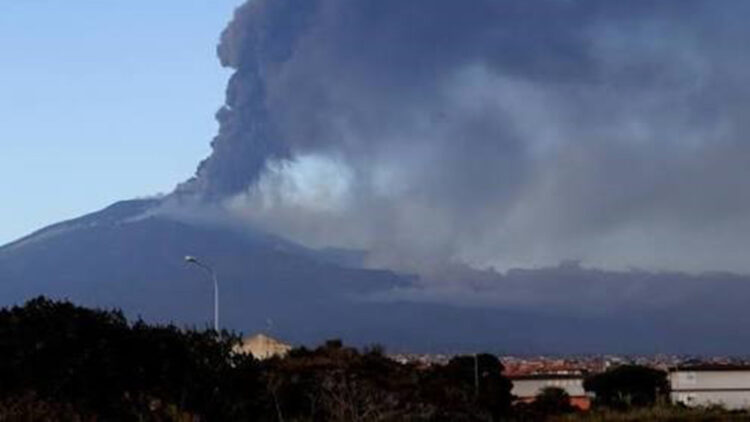Etna Yanardağı'nın kül püskürtmesi nedeniyle Katanya Havalimanı uçuşlara kapatıldı