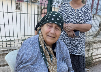 Evinin yandığını sanıp gözyaşı döken kadını komşuları teselli etti