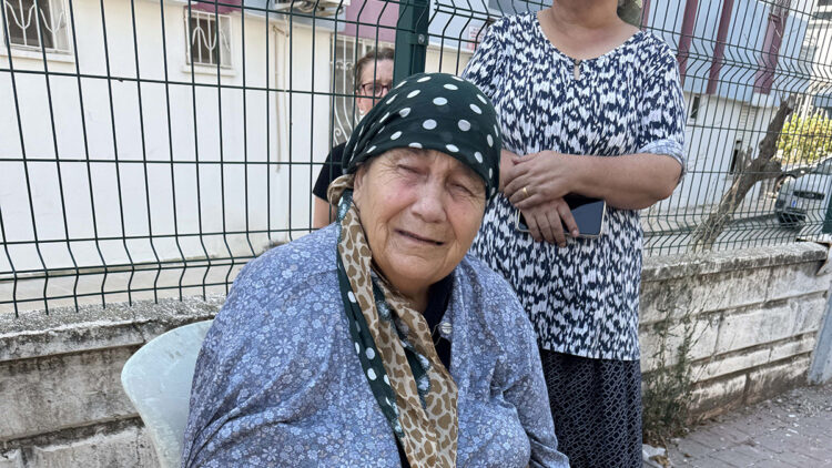Evinin yandığını sanıp gözyaşı döken kadını komşuları teselli etti
