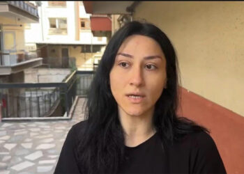 Hafif ticari araçla çarpışan otomobil, bahçeye devrildi: 1 yaralı