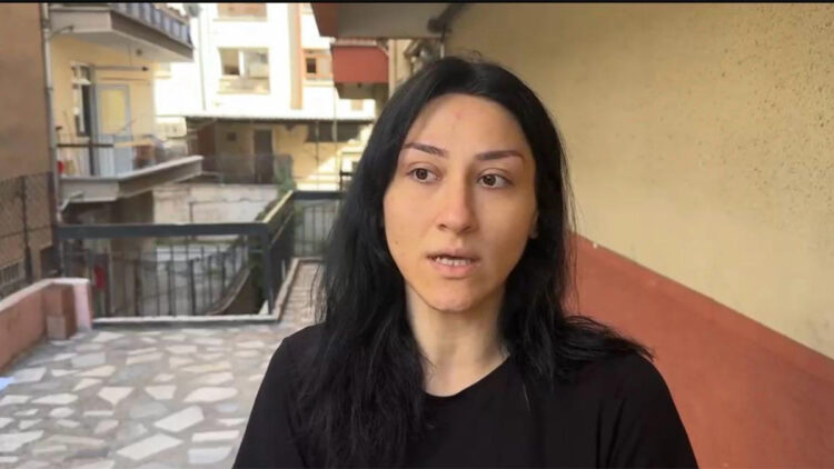 Hafif ticari araçla çarpışan otomobil, bahçeye devrildi: 1 yaralı