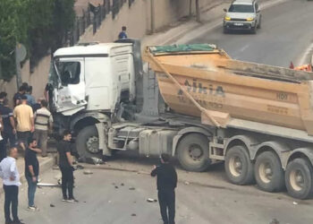 Kontrolden çıkan hafriyat kamyonu ortalığı birbirine kattı