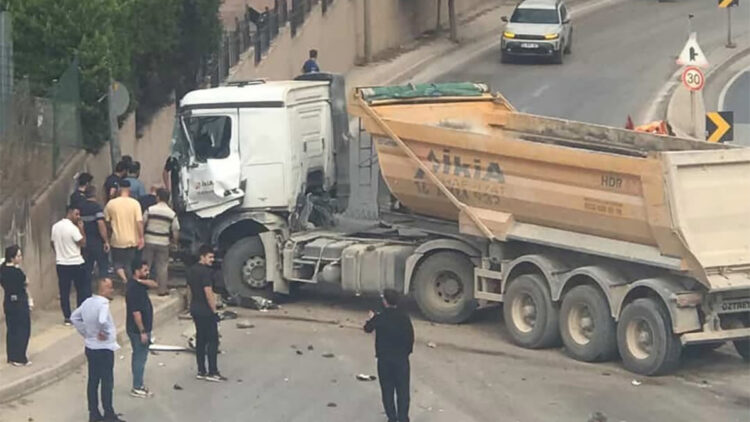 Kontrolden çıkan hafriyat kamyonu ortalığı birbirine kattı