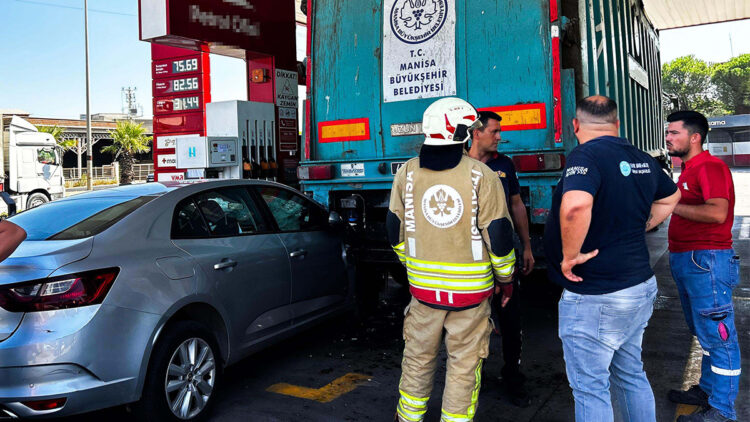 İki otomobil ile TIR’ın karıştığı kaza kamerada; 1 yaralı