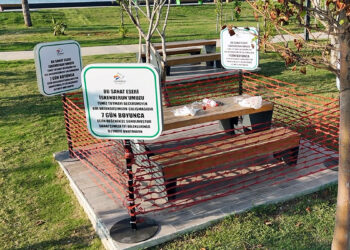İskenderun sahilinde kirli bırakılan ahşap oturma grubu sergileniyor