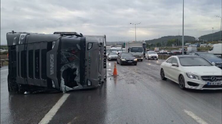 İstanbul’da yağmur trafiği vurdu: Yoğunluk yüzde 71’e çıktı, TEM’de TIR devrildi