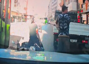 Kamyonetin kasasından sarkan demire çarpan motosiklet sürücüsü gözünden yaralandı