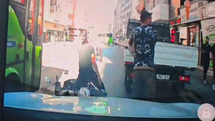 Kamyonetin kasasından sarkan demire çarpan motosiklet sürücüsü gözünden yaralandı