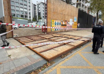 Kadıköy'de inşaatın dış koruma kaplaması yayaların üzerine devrildi: 2 yaralı