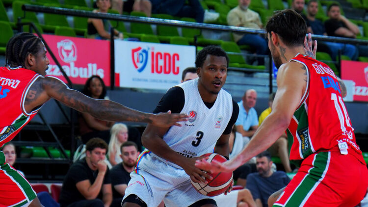 Petkimspor hazırlık maçlarında durdurulamıyor: Karşıyaka’yı 86-79 mağlup etti