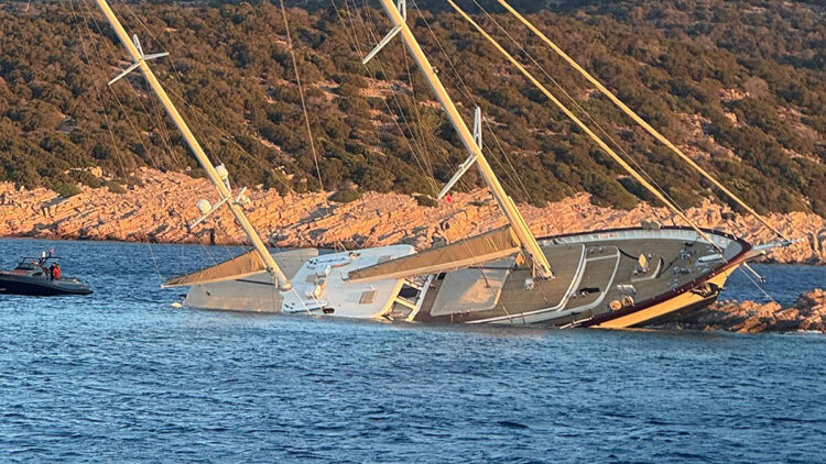 Kayalıklara çarpan gulet yan yattı; 7 kişi kurtarıldı