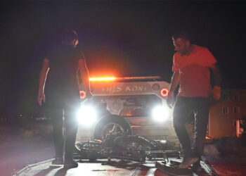 Kırıkkale’de motosiklet trafik levhasına çarptı: 2 yaralı