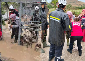 Mudanya'da sağanak su baskınına yol açtı, mahsur kalan vatandaşlar kurtarıldı