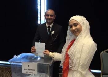 Gelinlik ve damatlıkla, MHP'nin kongresine katıldılar