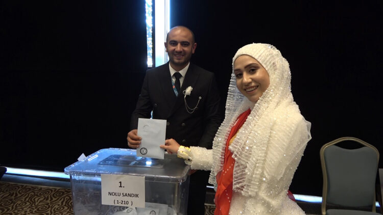 Gelinlik ve damatlıkla, MHP'nin kongresine katıldılar