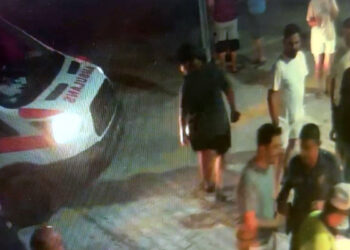 Mersin'de otomobil iş yerine daldı