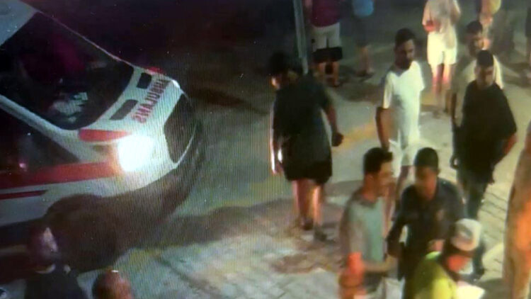 Mersin'de otomobil iş yerine daldı