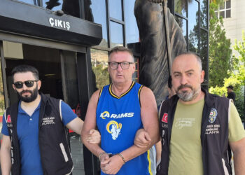 Alanya’da skandal görüntü: Türk bayrağına tüküren İngiliz turist tutuklandı