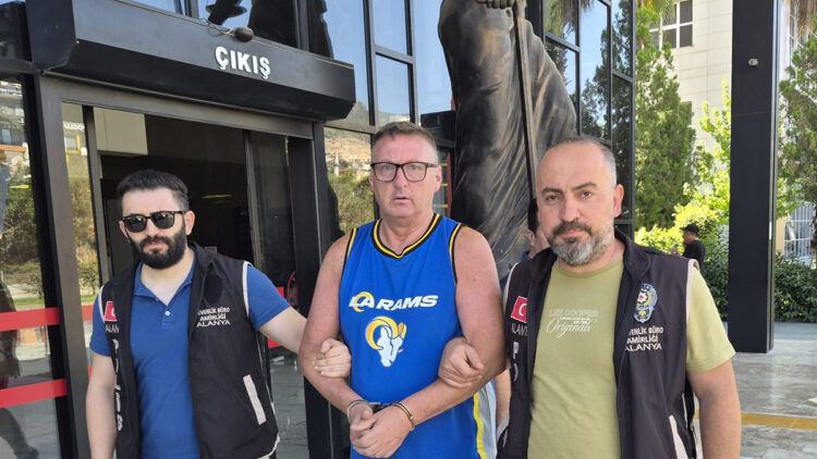 Alanya’da skandal görüntü: Türk bayrağına tüküren İngiliz turist tutuklandı